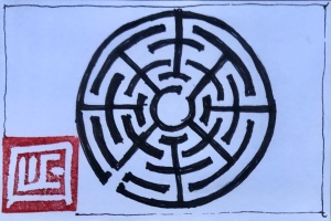 Kreisrundes Labyrinth schwarz auf weiss. Acht Abschnitte zwischen denen sich die Wege schlängeln.